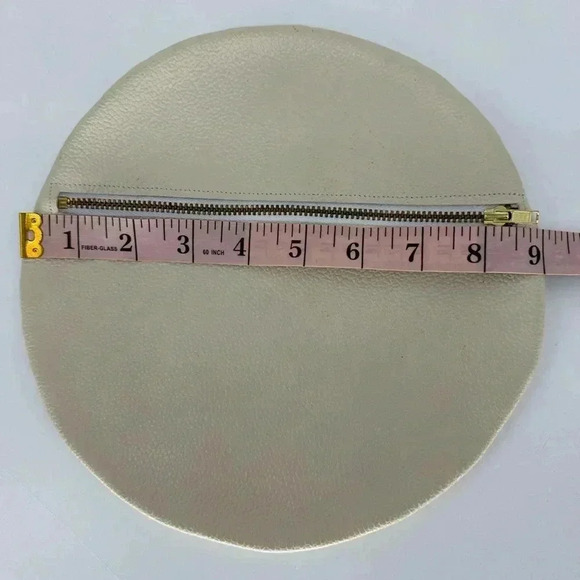 Zippered cream leather Disc clutch purse - Picture 3 of 4